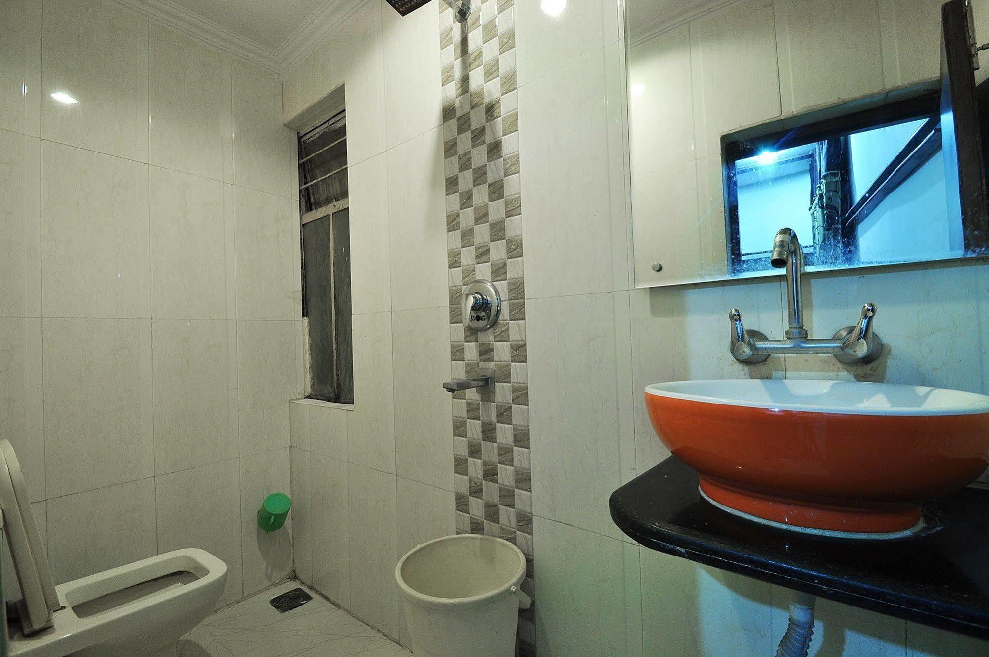 Hotel Oyo 27156 Roma Dx New Delhi