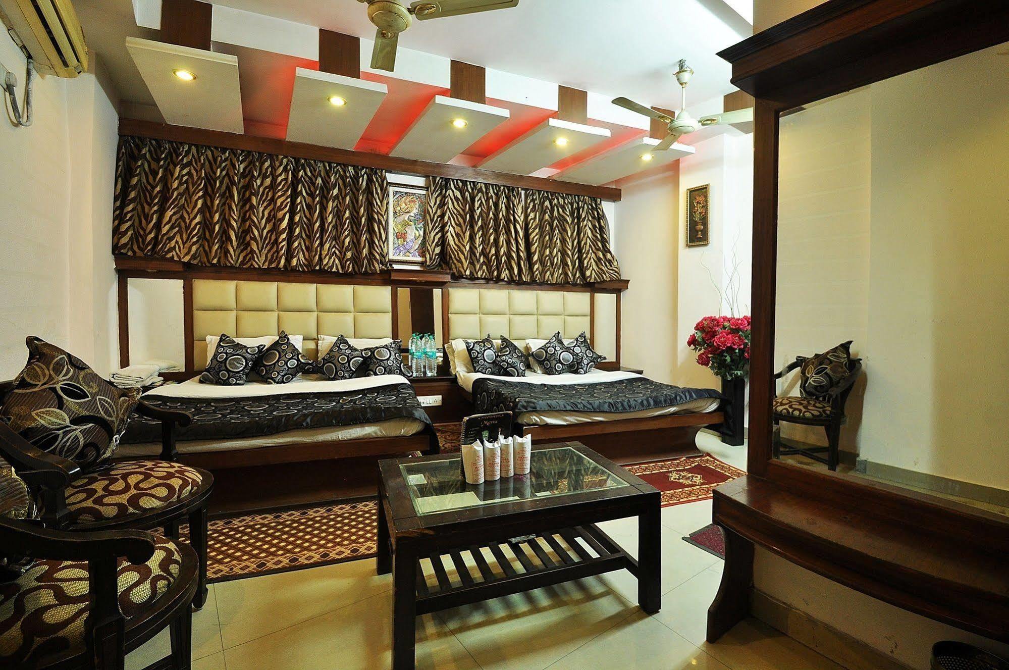 Hotel Oyo 27156 Roma Dx
