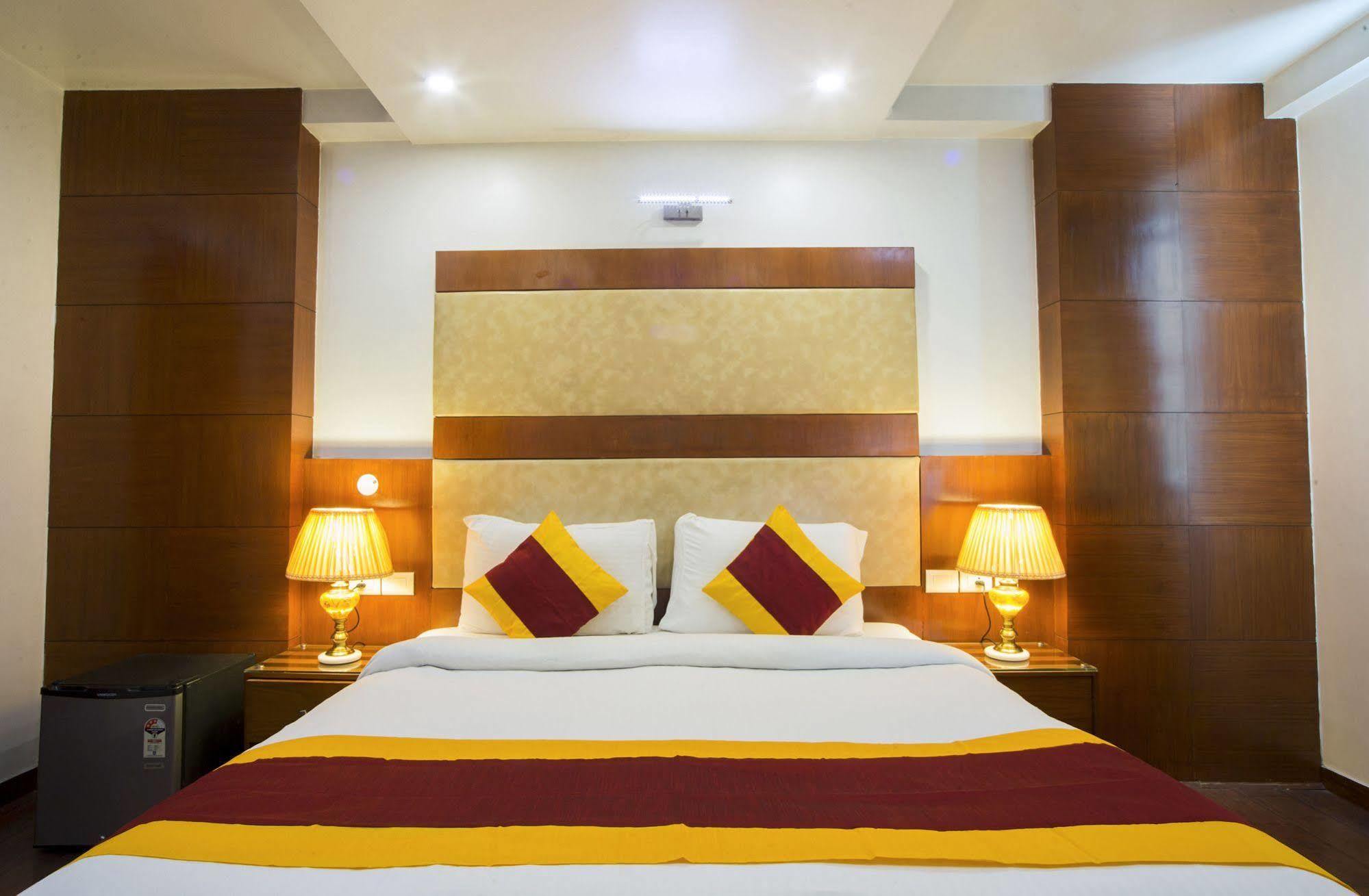Hotel Palm Do'r - 02 Mins From Railway Station 3*