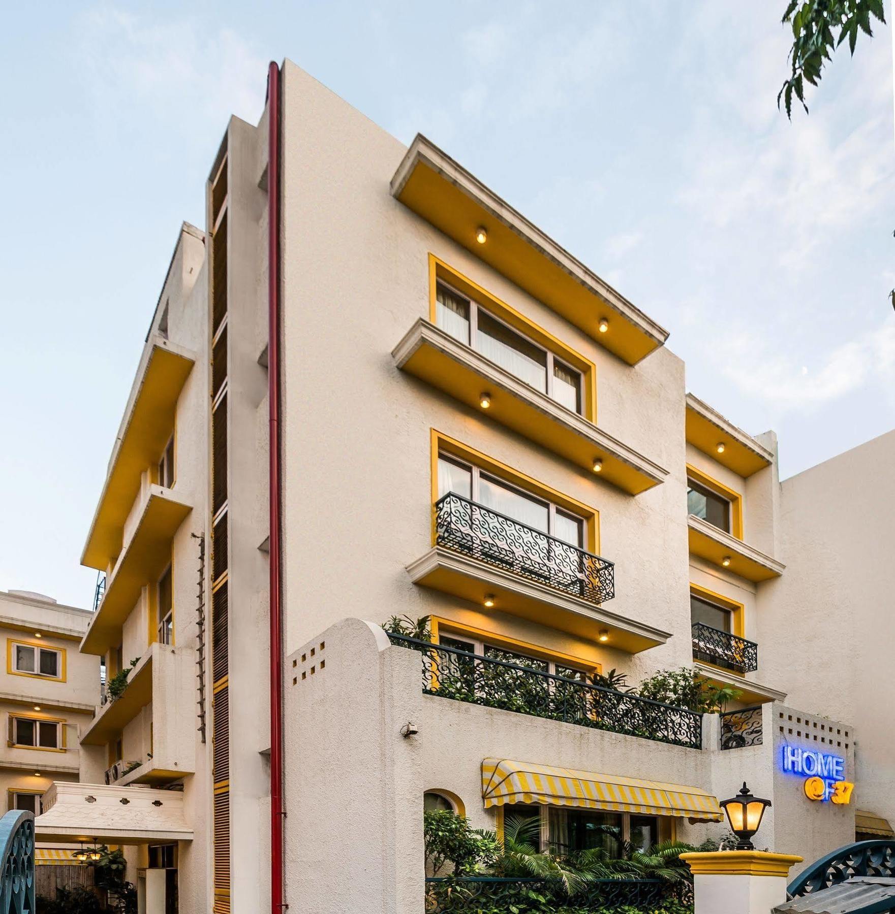 Home@f37 Kailash Colony Metro Hotel New Delhi