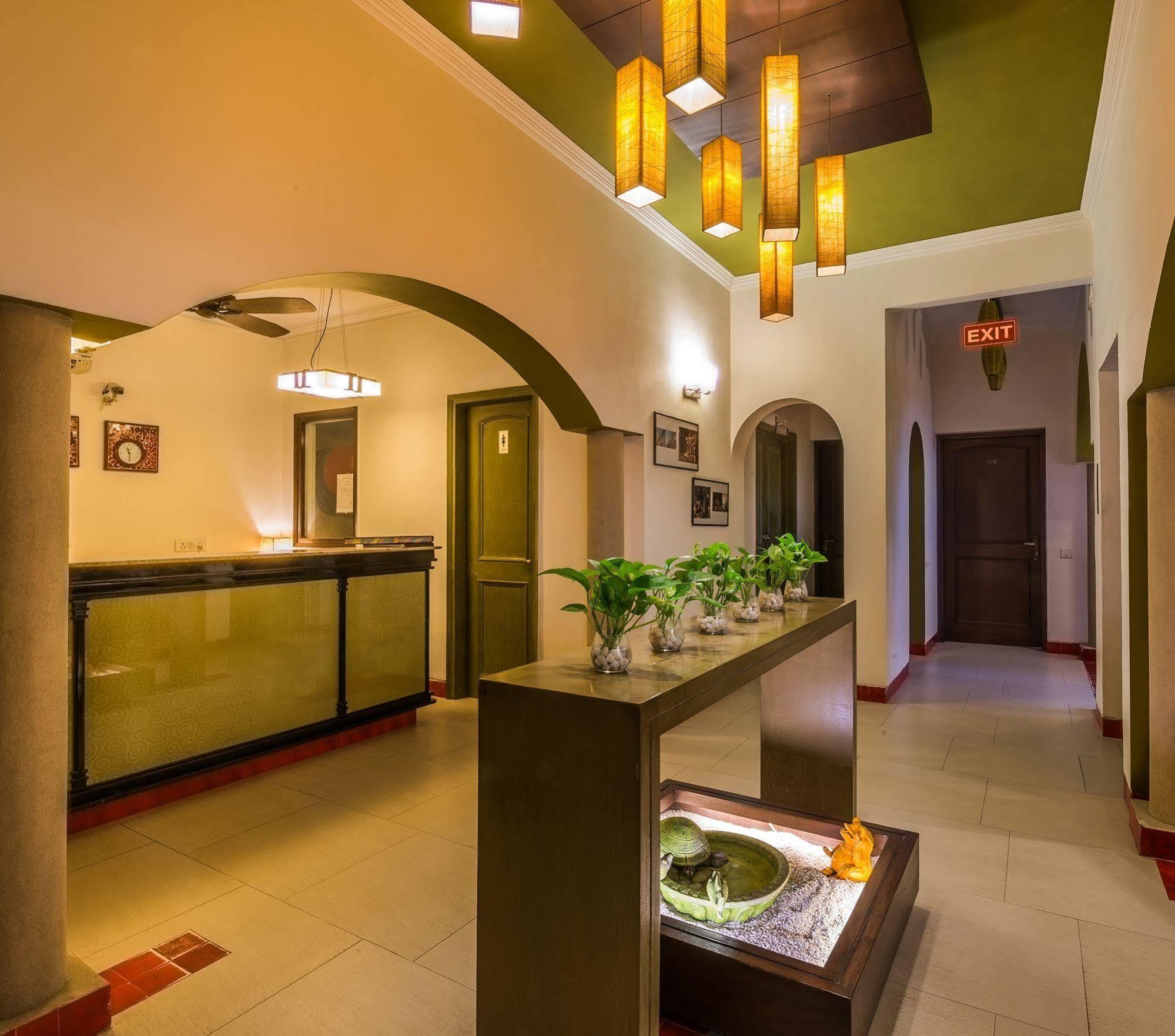 Hotel Home@f37 Kailash Colony Metro New Delhi