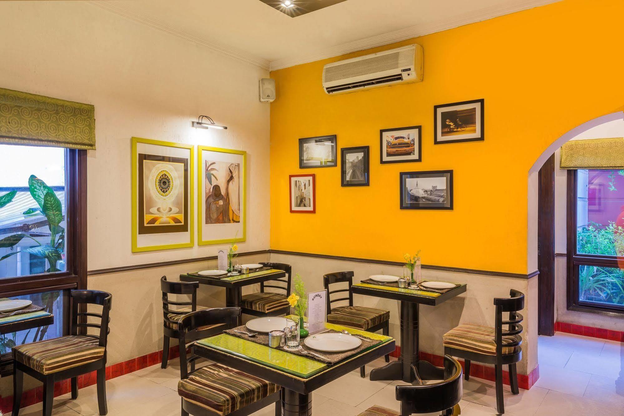 Home@f37 Kailash Colony Metro 3*