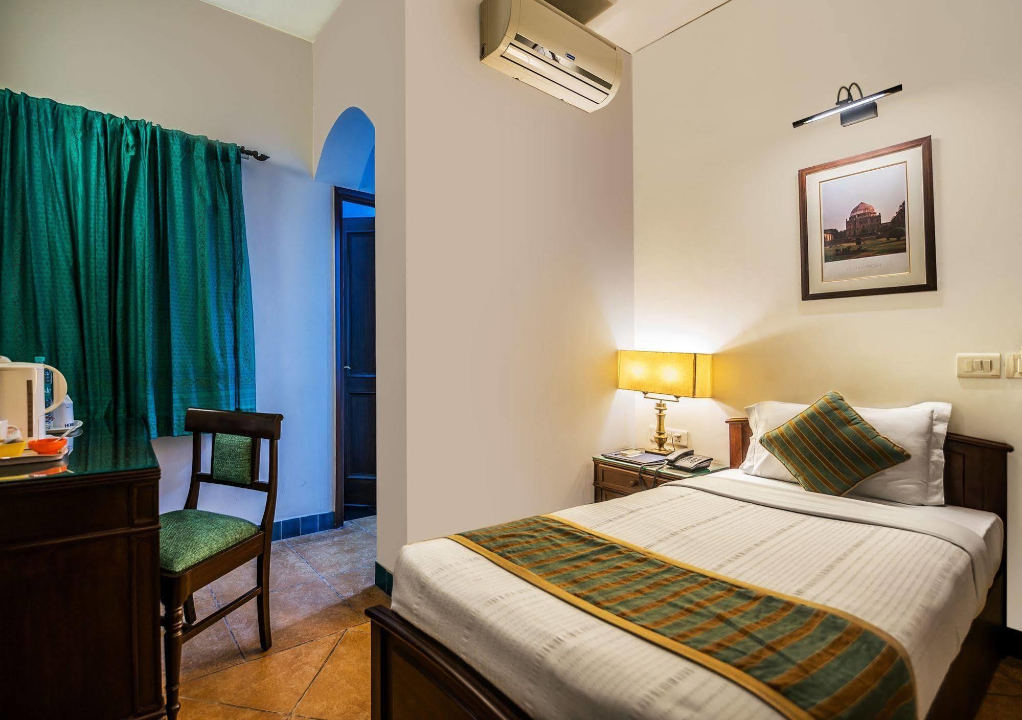 Home@f37 Kailash Colony Metro Hotel 3*