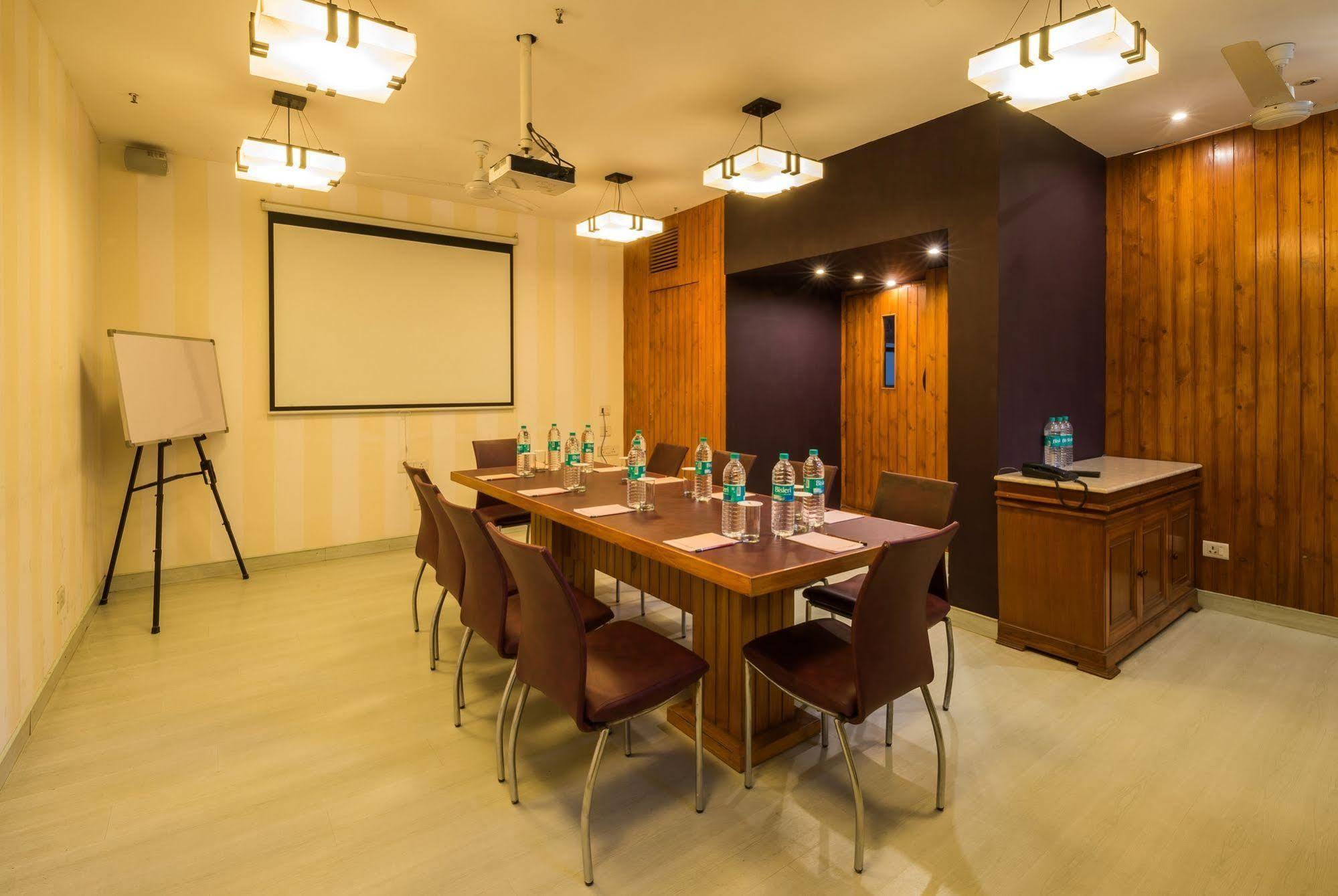 Home@f37 Kailash Colony Metro 3*