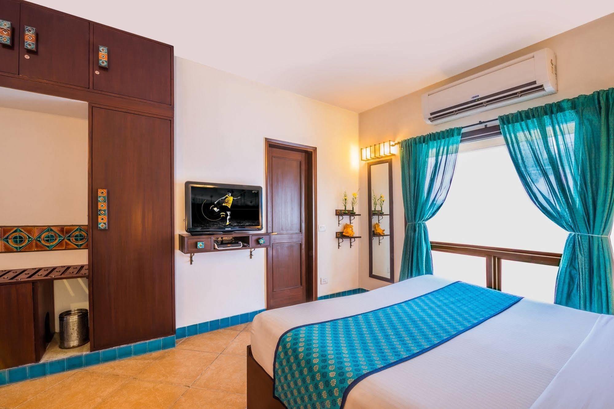 Home@f37 Kailash Colony Metro Hotel