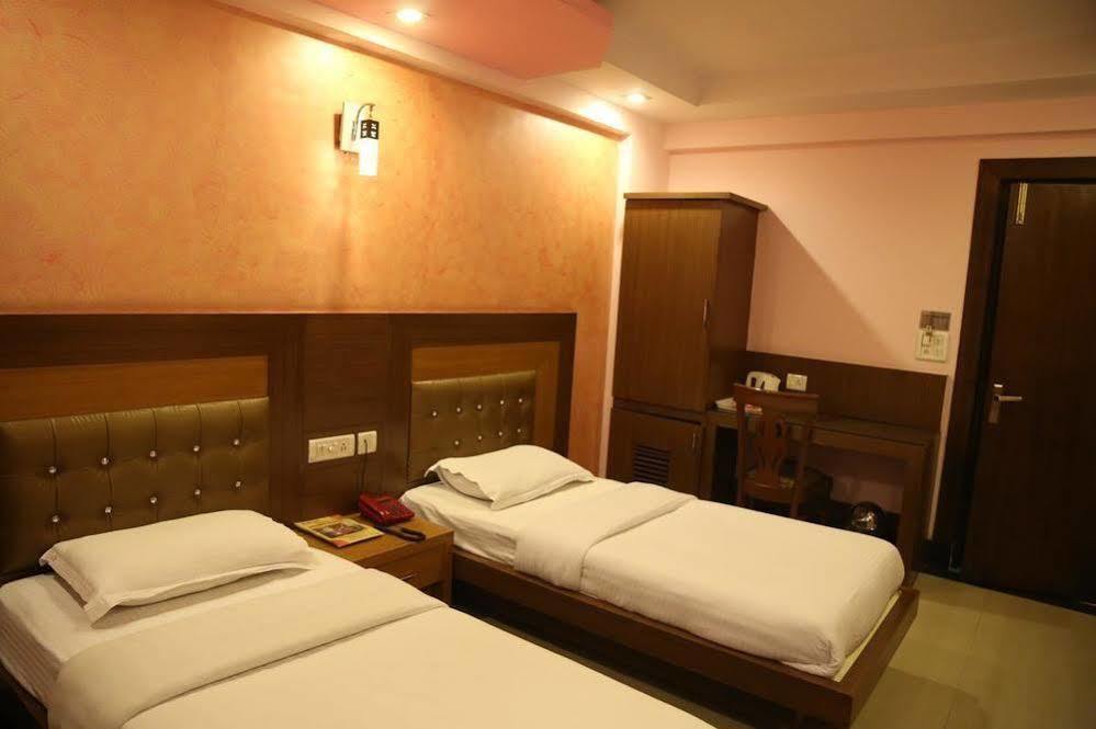 Grand Plaza In Centre - At Railway Station 4*