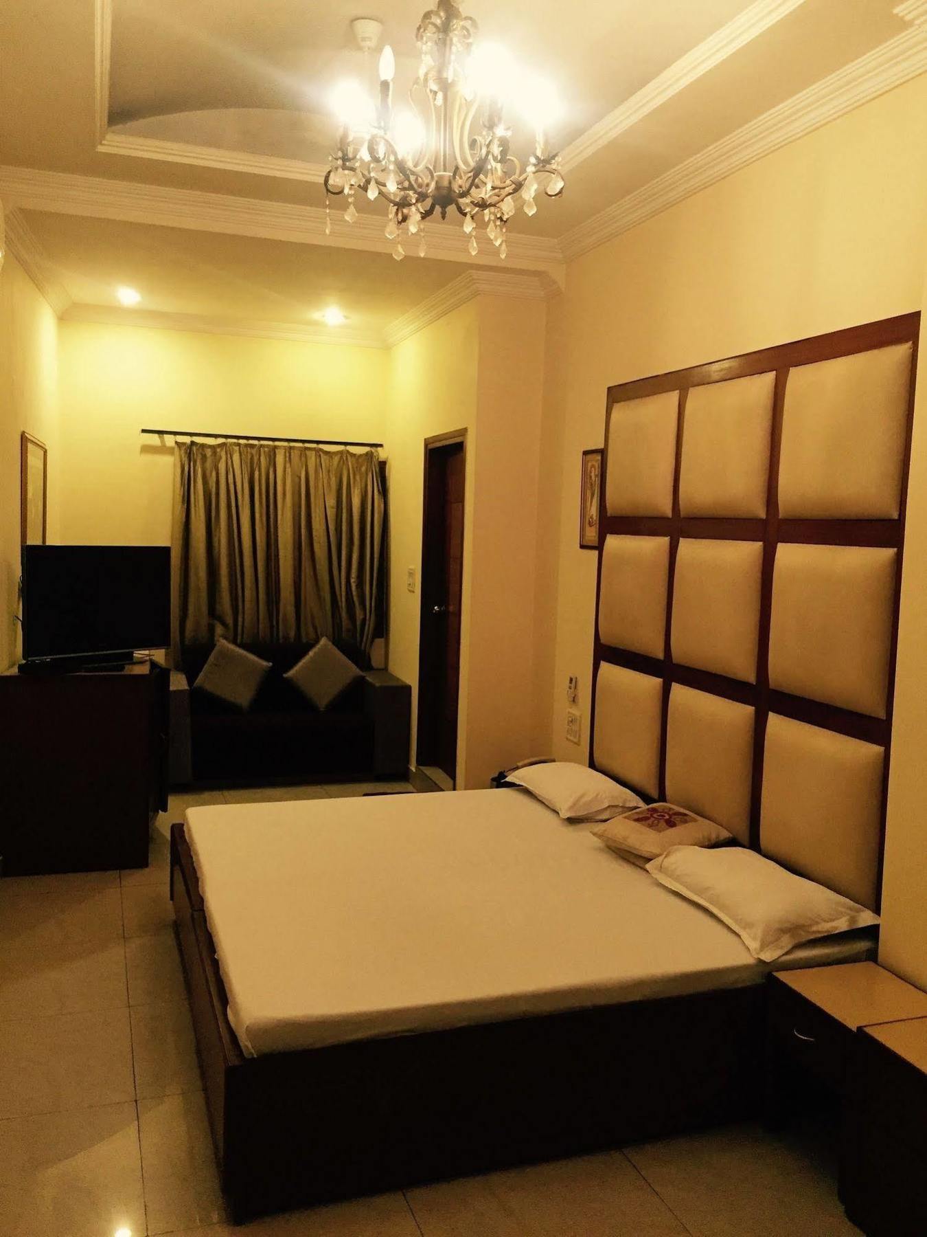 Vivek Hotel 2*