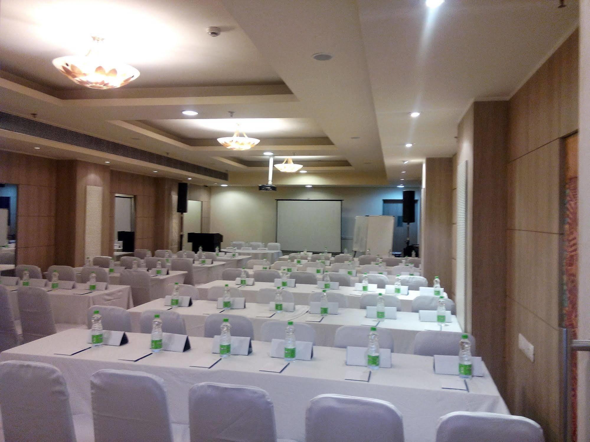 Sarovar Portico Naraina, 3*