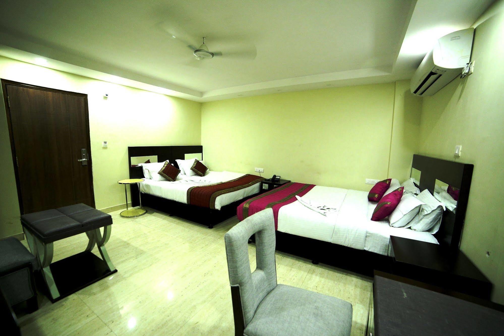 Neu - Near Connaught Place 4*