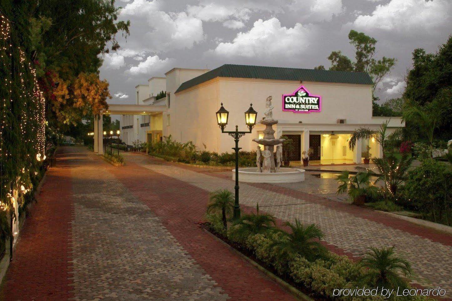 Resort Country & By Radisson, Delhi Satbari