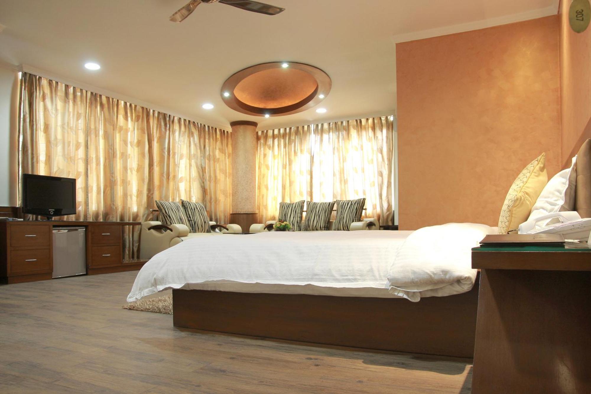 Hotel Chirag Residency