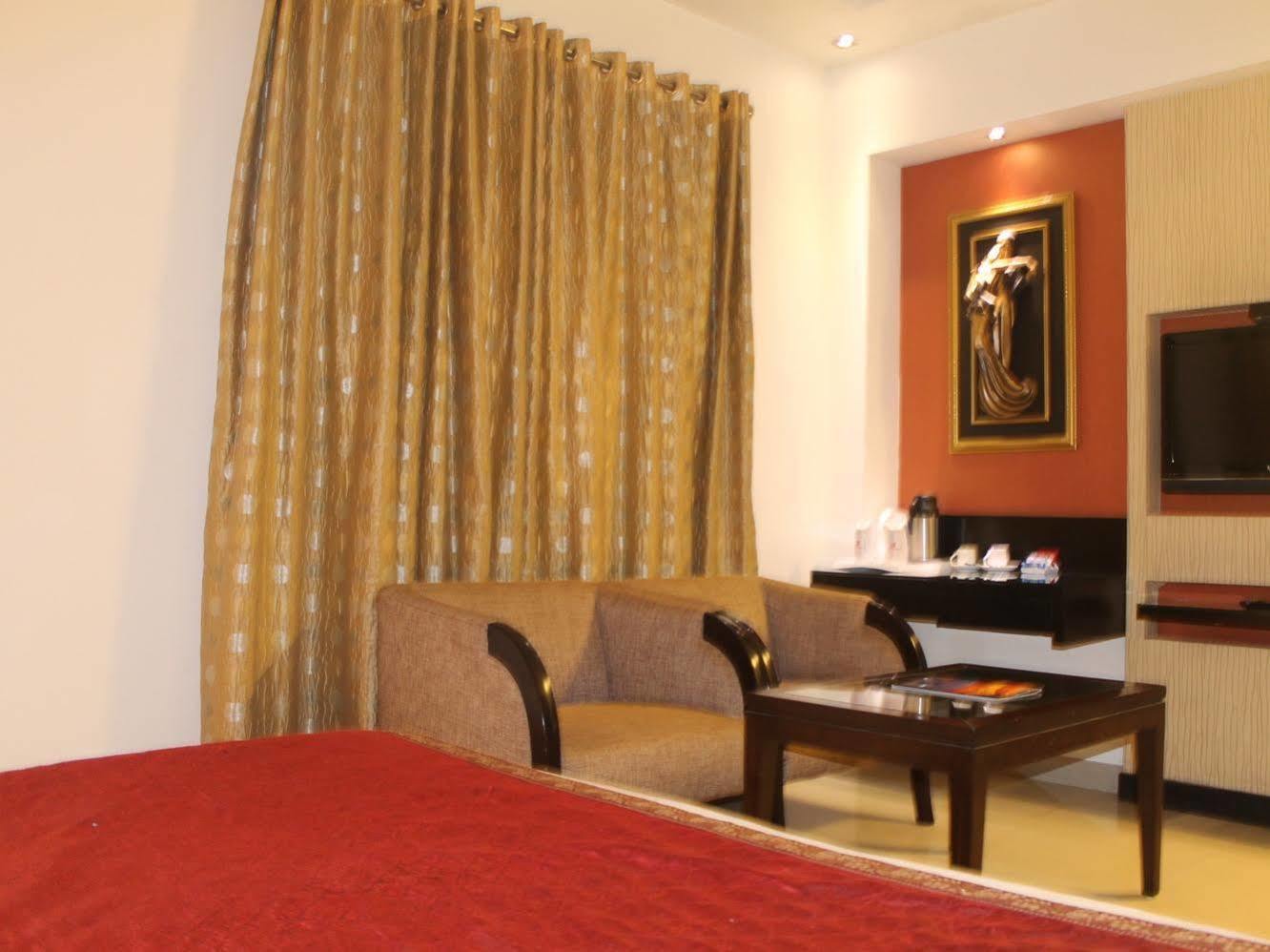 Hotel Krishna Deluxe-by Rcg 4*