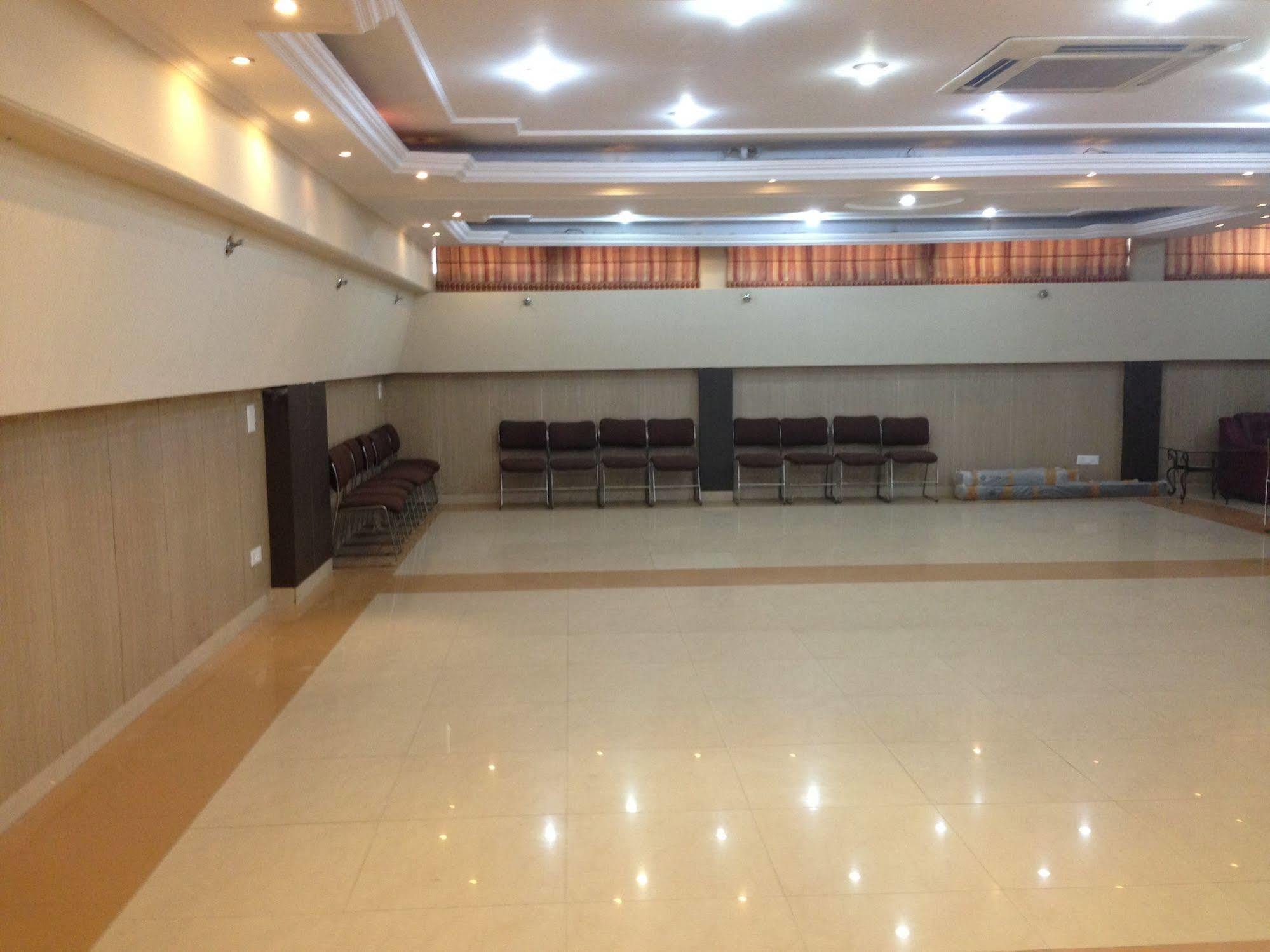 Hotel Fabexpress Llyod Residency New Delhi