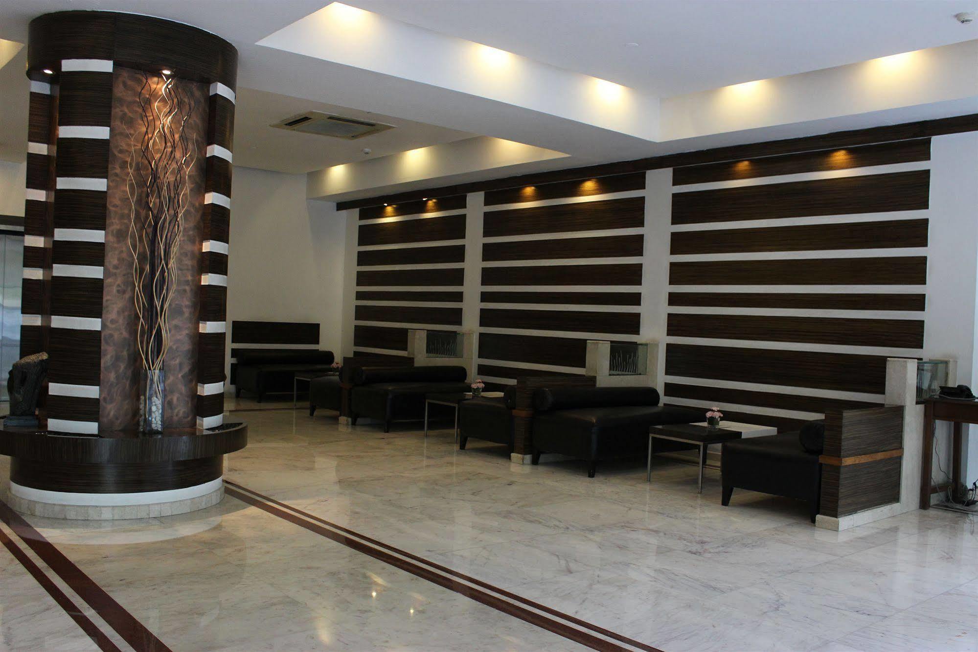 The Hans, Hotel