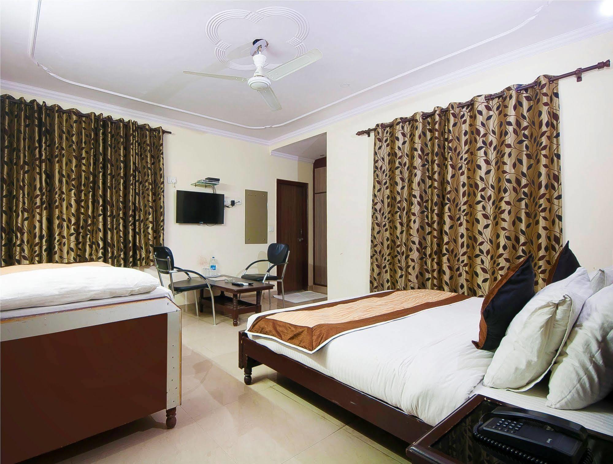 Hotel Charanpahari New Delhi