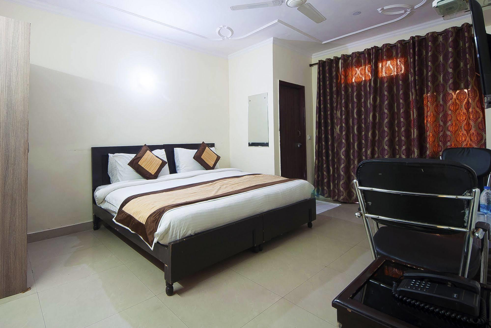 Charanpahari Hotel New Delhi