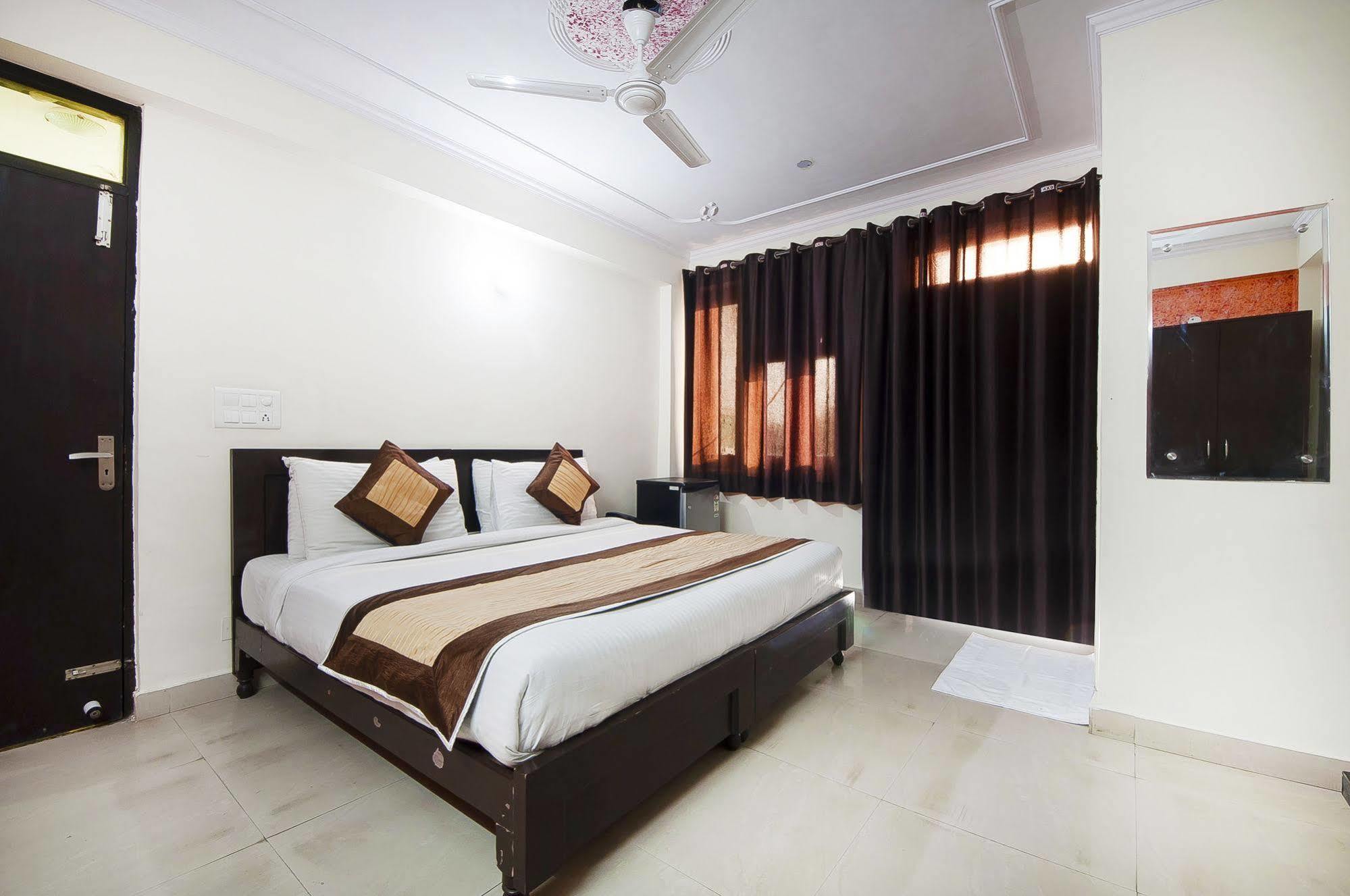 Charanpahari Hotel New Delhi