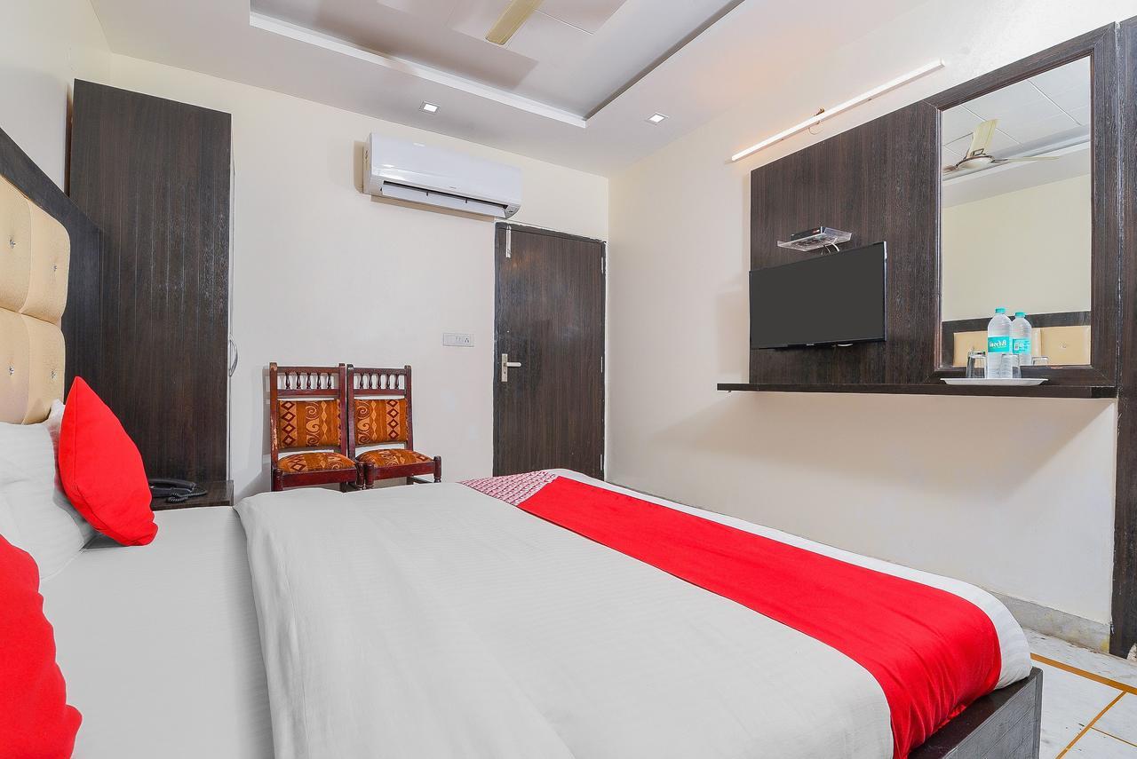 Oyo 14721 Vishesh Continental Delhi (National Capital Territory of India)