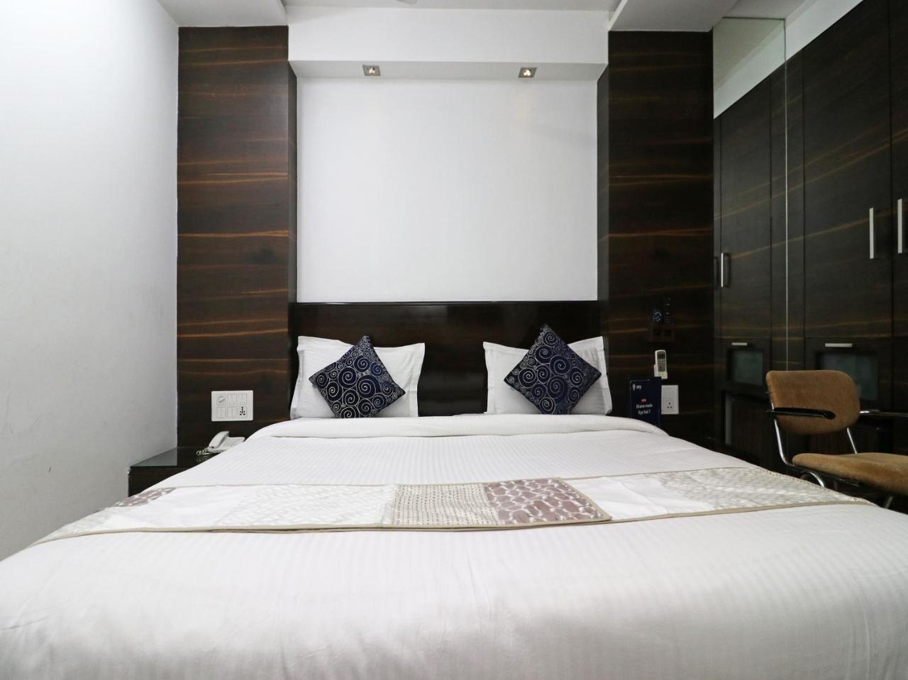 Hotel Oyo 9536 Bee For New Delhi