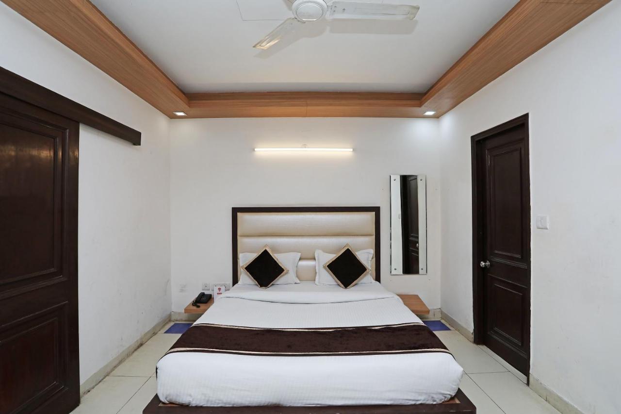 Hotel Oyo South Plaza Near Lotus Temple 3*