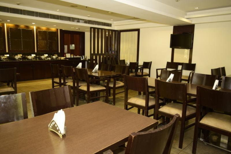 Hotel Mint Oodles 2 Mins To Nehru Enclave Metro 3*
