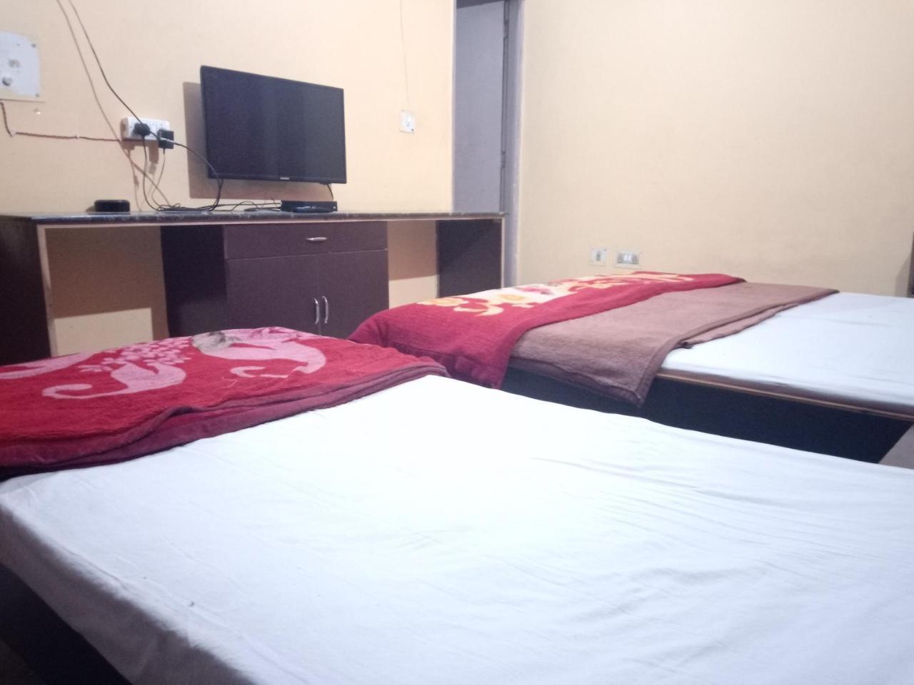 Yash 01 Minute Walk In Nizamuddin Railway Station *