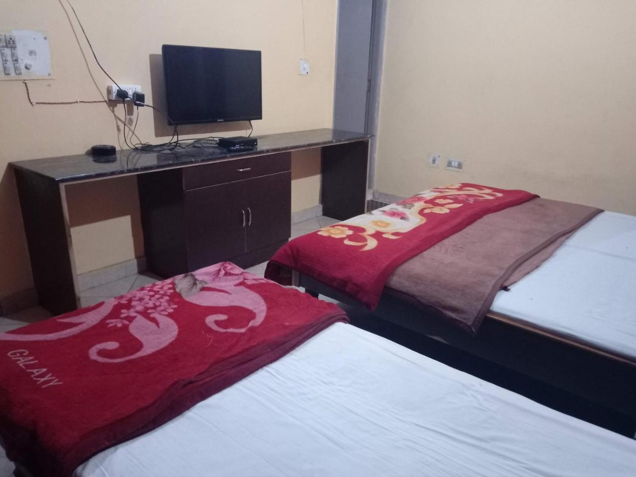 Yash 01 Minute Walk In Nizamuddin Railway Station *