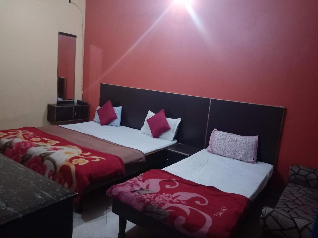 Yash 01 Minute Walk In Nizamuddin Railway Station Guest house