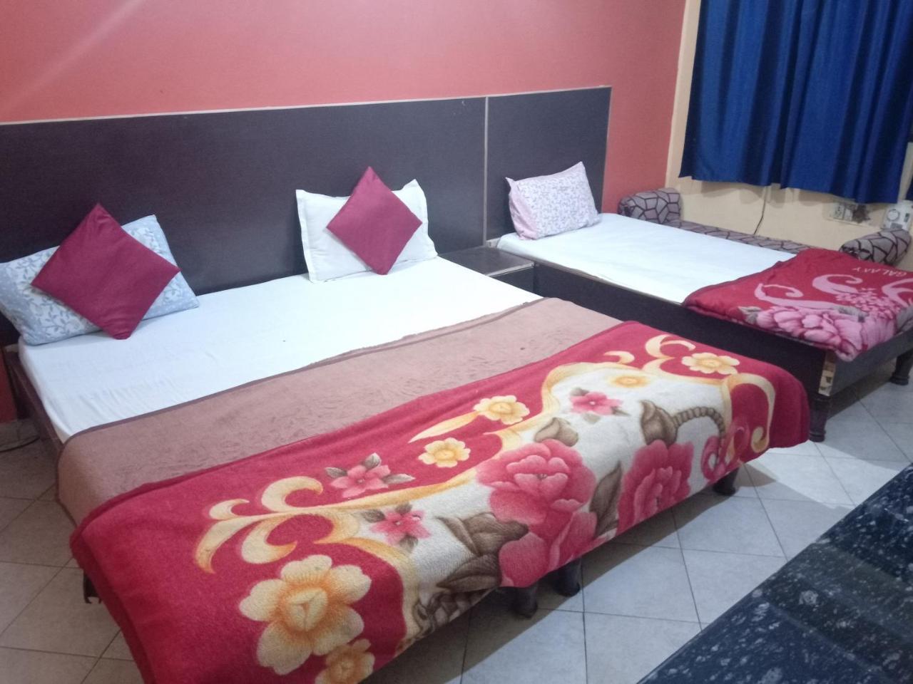 Guest house Yash 01 Minute Walk In Nizamuddin Railway Station
