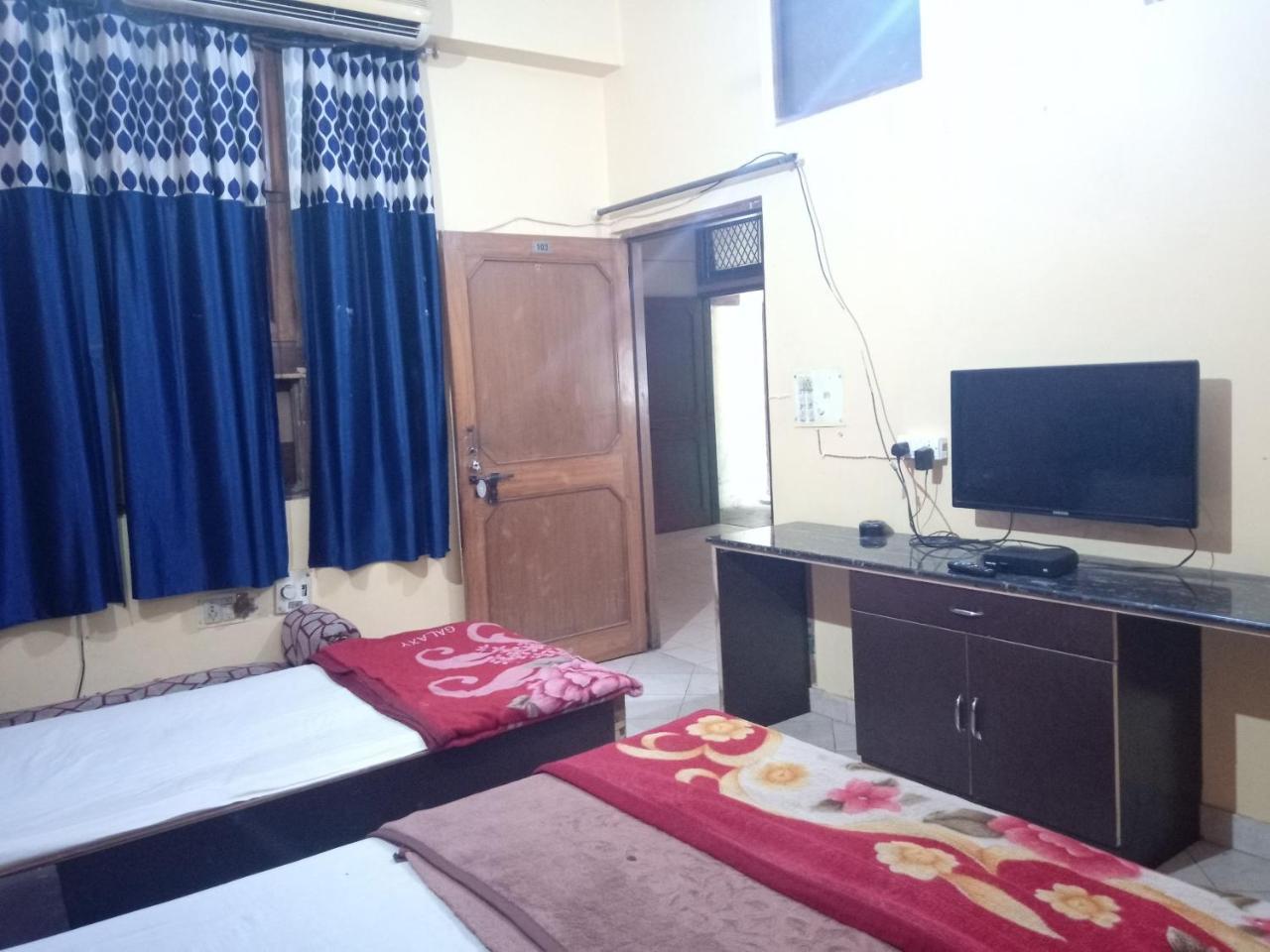 Guest house Yash 01 Minute Walk In Nizamuddin Railway Station *