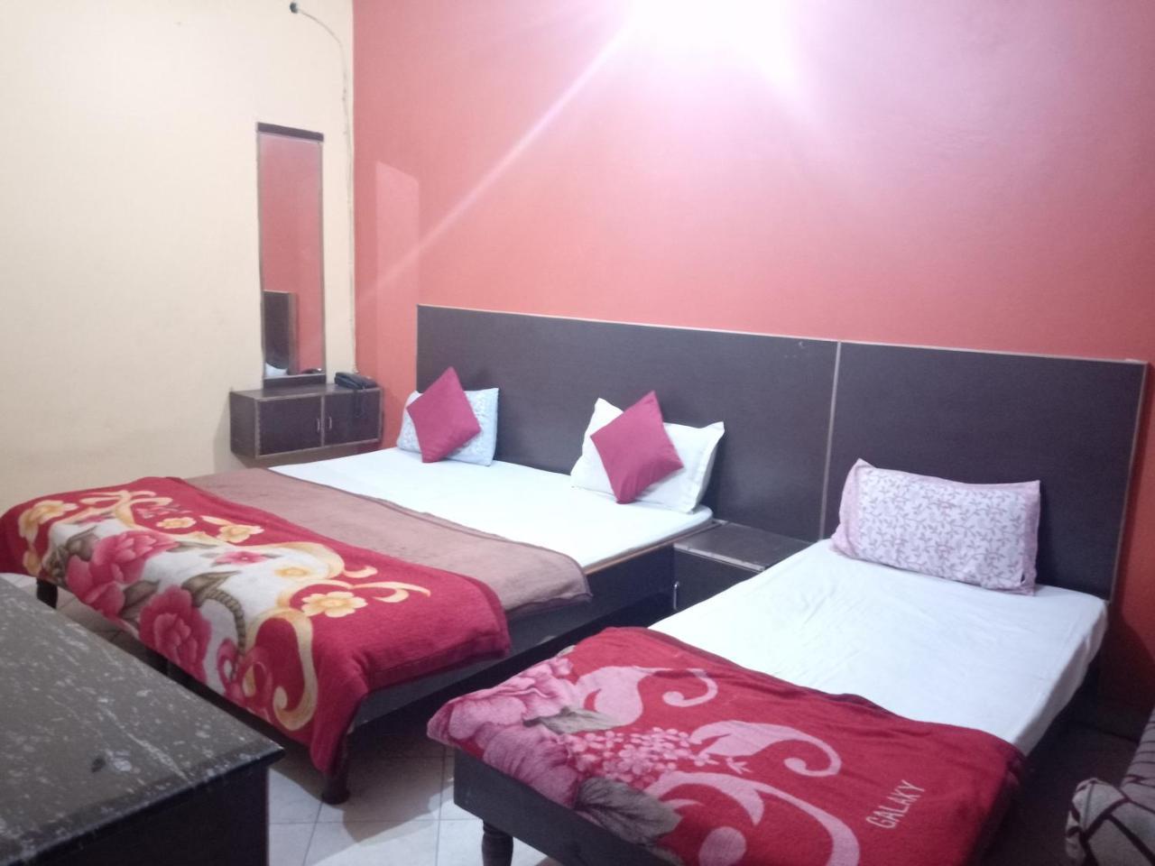 Yash 01 Minute Walk In Nizamuddin Railway Station * New Delhi