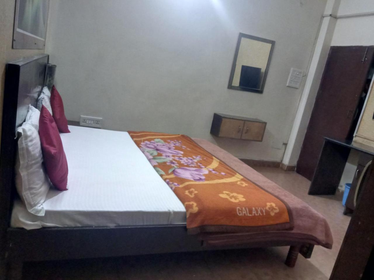 Yash 01 Minute Walk In Nizamuddin Railway Station * New Delhi