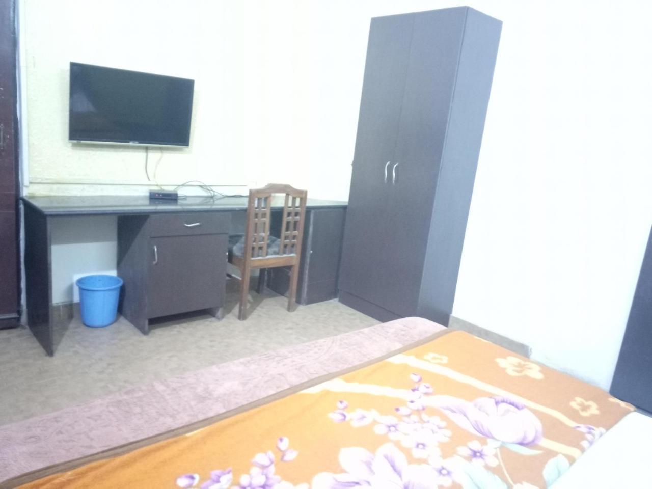 Guest house Yash 01 Minute Walk In Nizamuddin Railway Station *