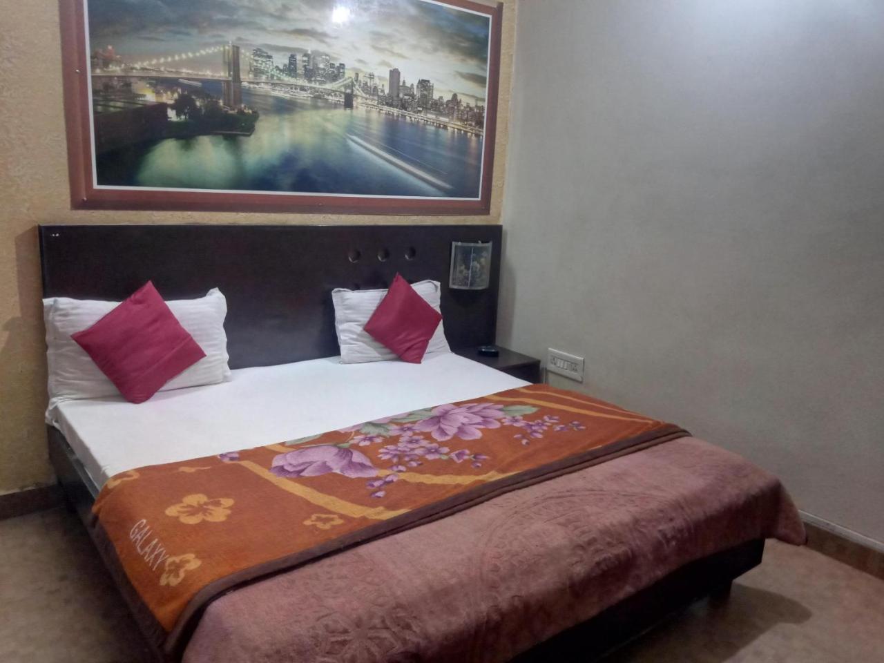 Yash 01 Minute Walk In Nizamuddin Railway Station *