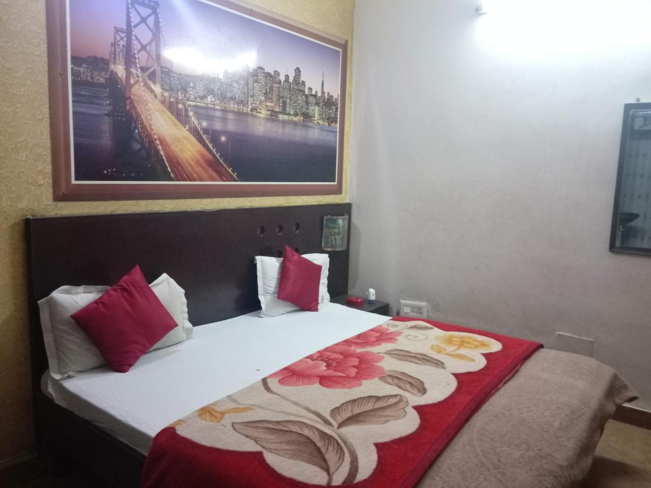 Yash 01 Minute Walk In Nizamuddin Railway Station