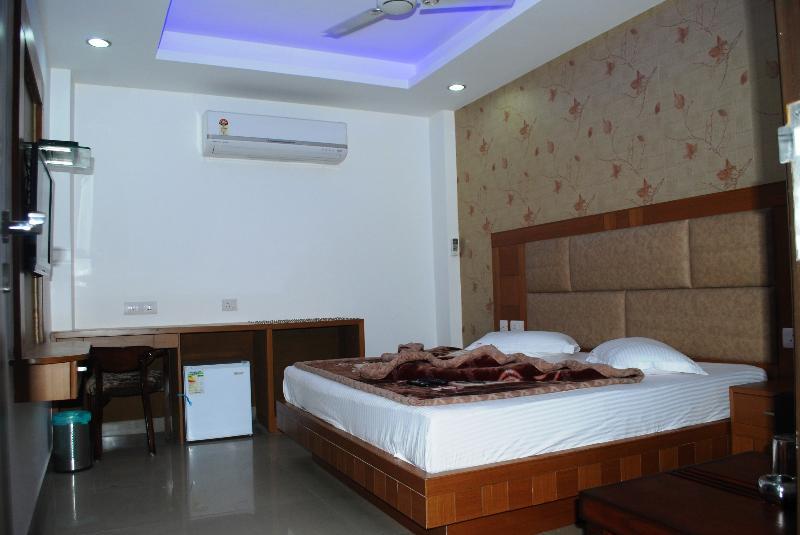 Hotel Emporio Near Railway Station