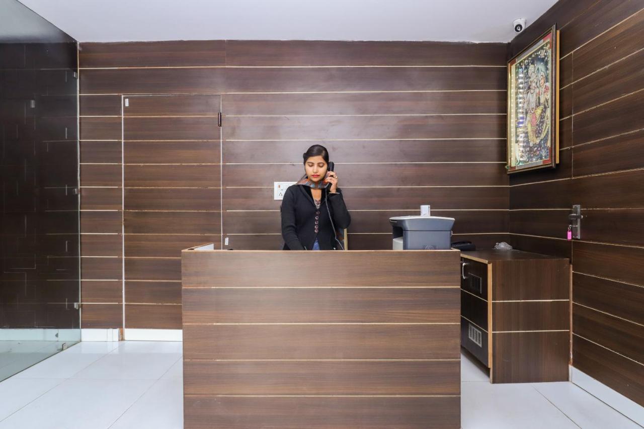 Oyo 26995 Sg Palace New Delhi