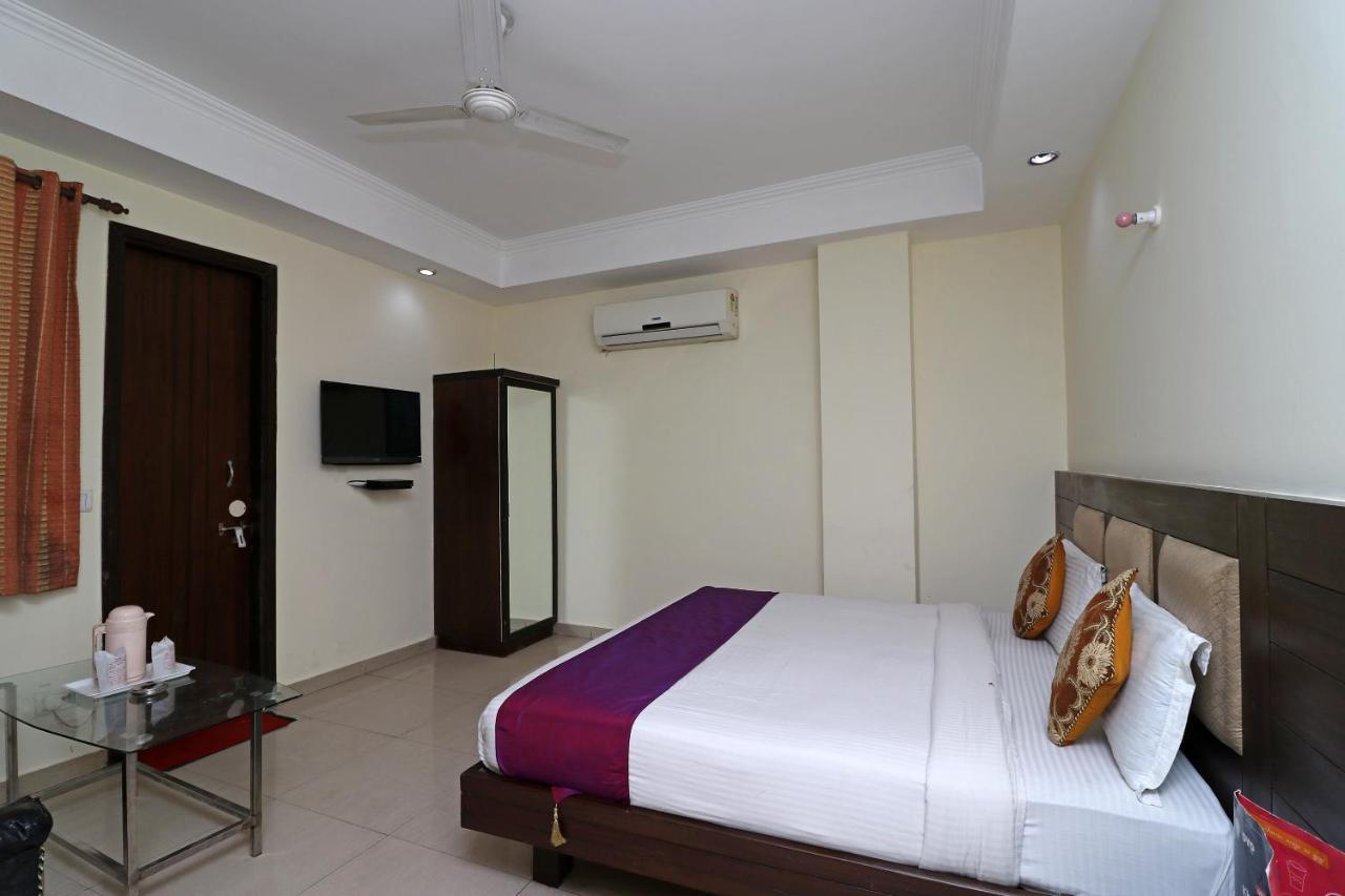 Hotel Oyo 6188 Rossette New Delhi
