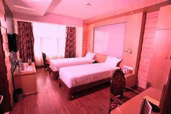Emarald, Hotel