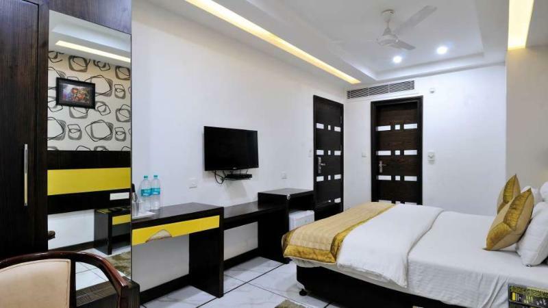 Le Benz - Free Airport Pick-up Hotel New Delhi