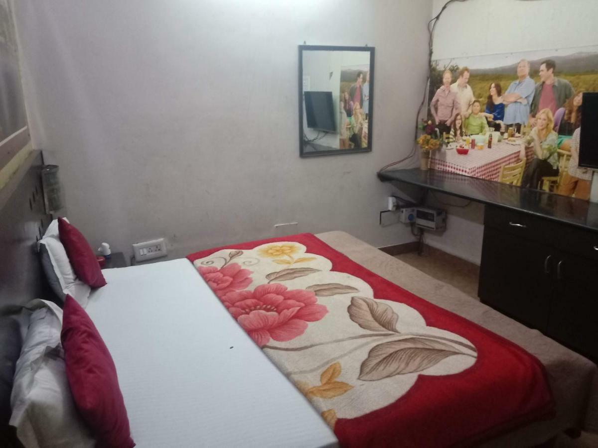 Guest house Yash 01 Minute Walk In Nizamuddin Railway Station