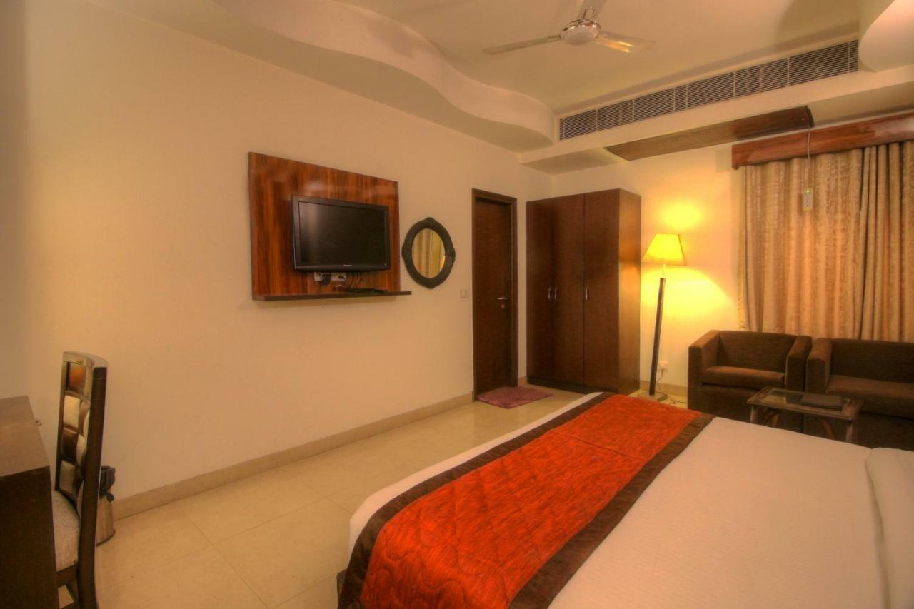 Hotel The Impress Near Delhi Airport 4*