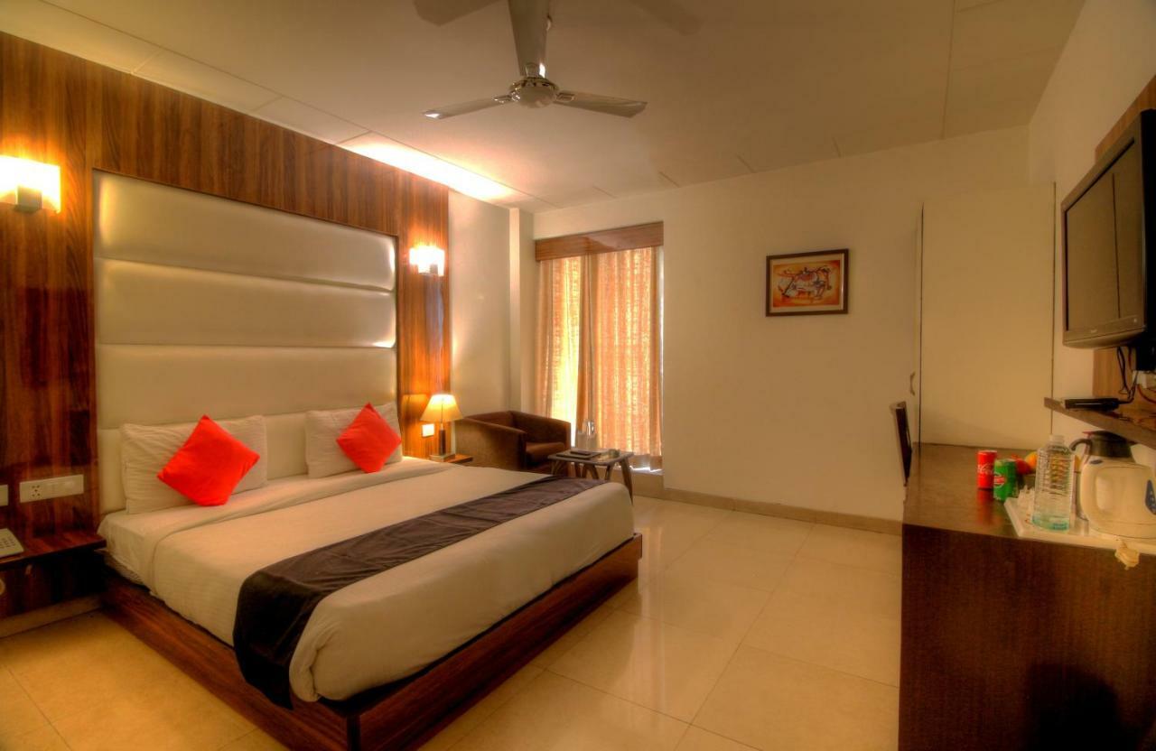 Hotel The Impress Near Delhi Airport 4*