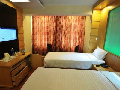 Emarald, Hotel