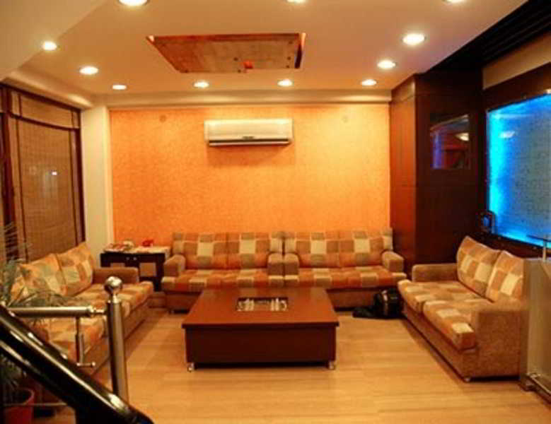 Capital O 2382 White House Continental Hotel 3*