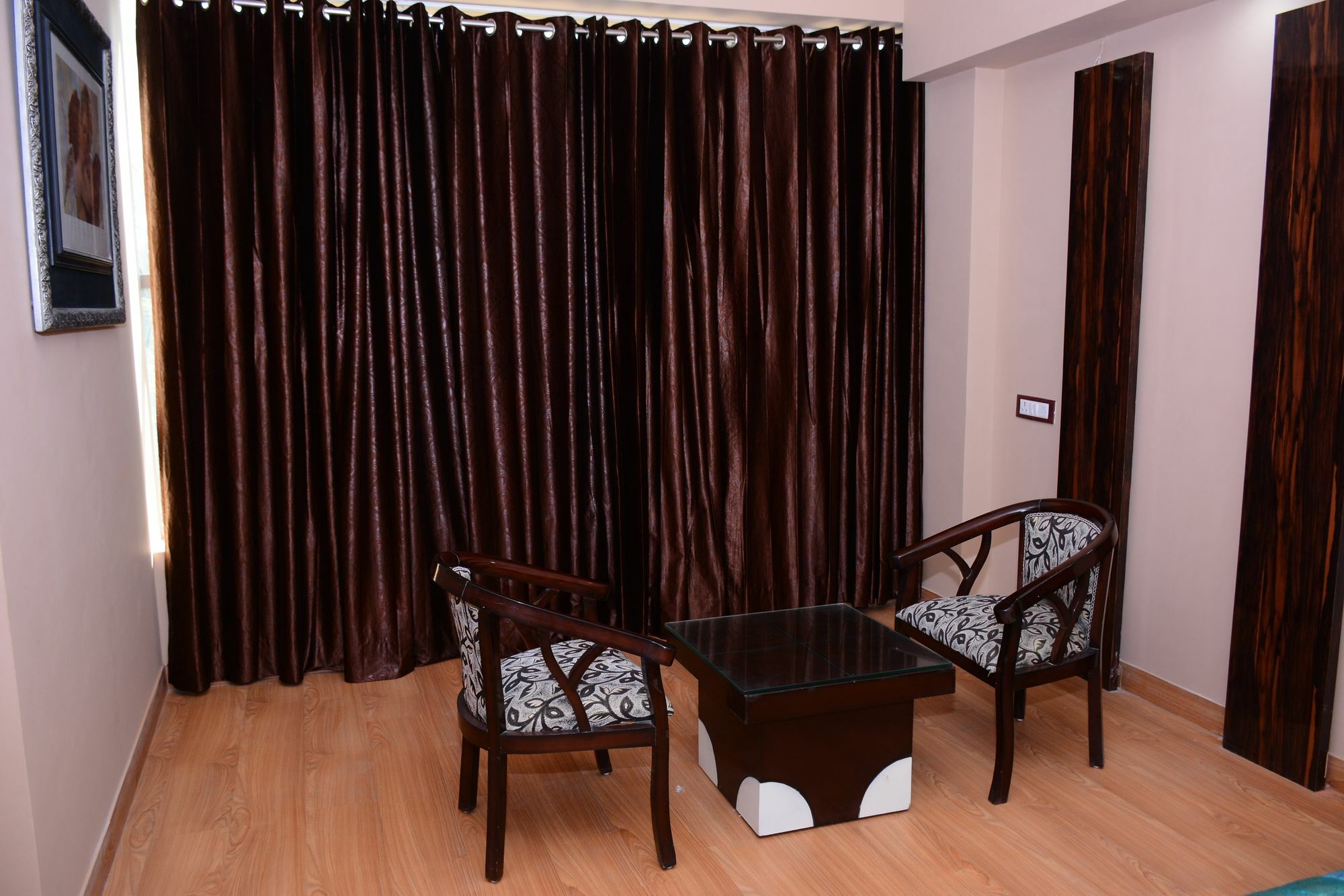 S.k Crown Park Naraina 3*