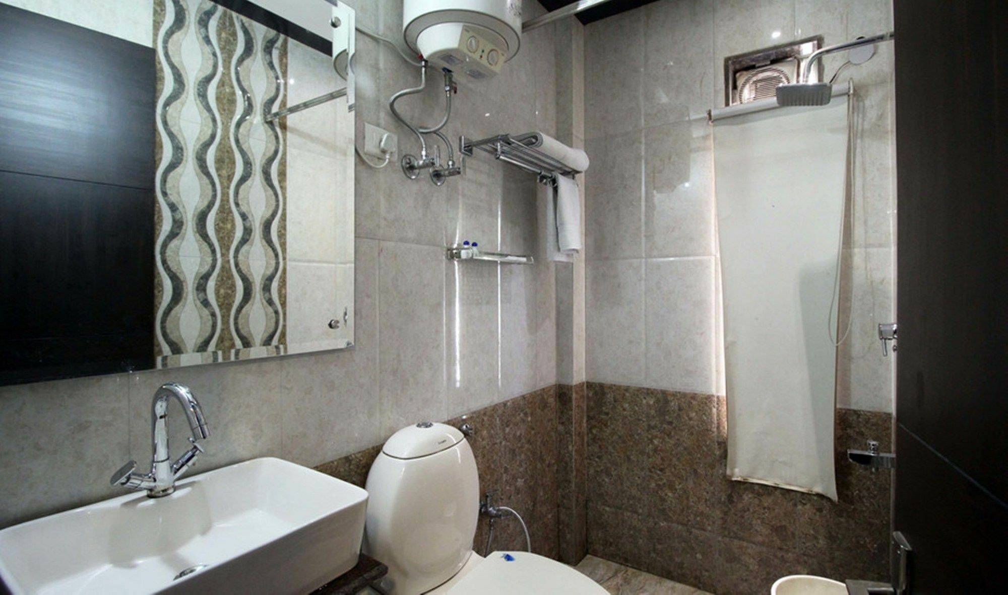 Hotel Fabhotel Rs Gera - Nr Nehru Place Market