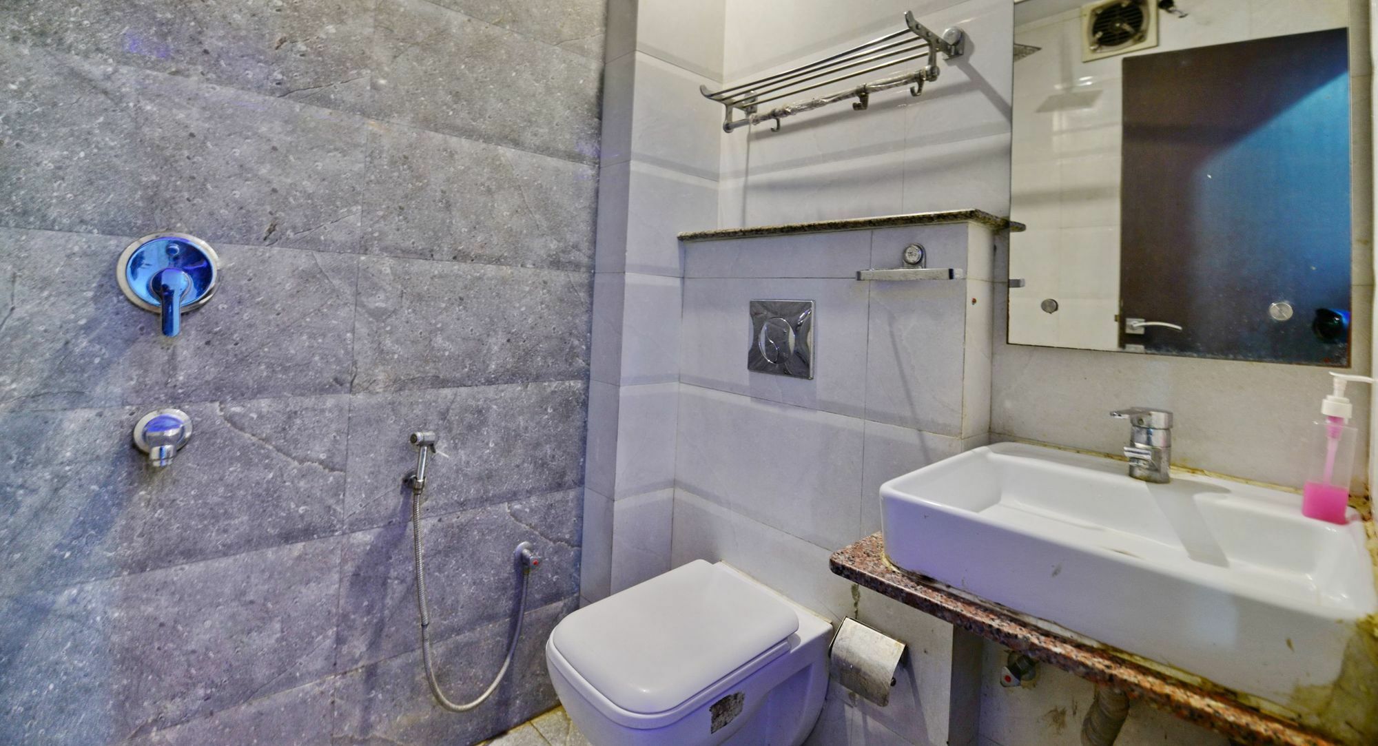 Hotel Emporio Near Railway Station