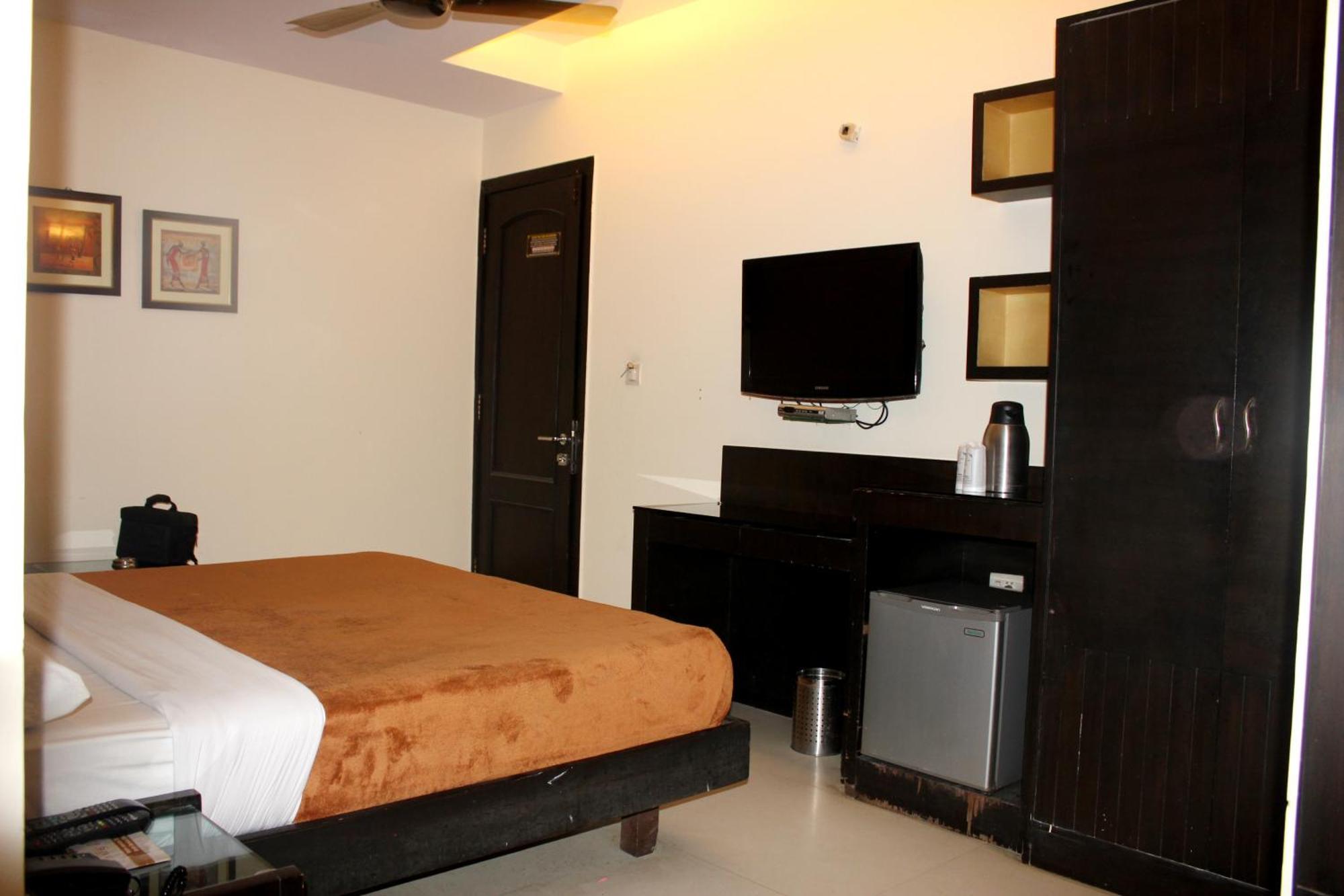 Aman Deluxe Hotel 3*