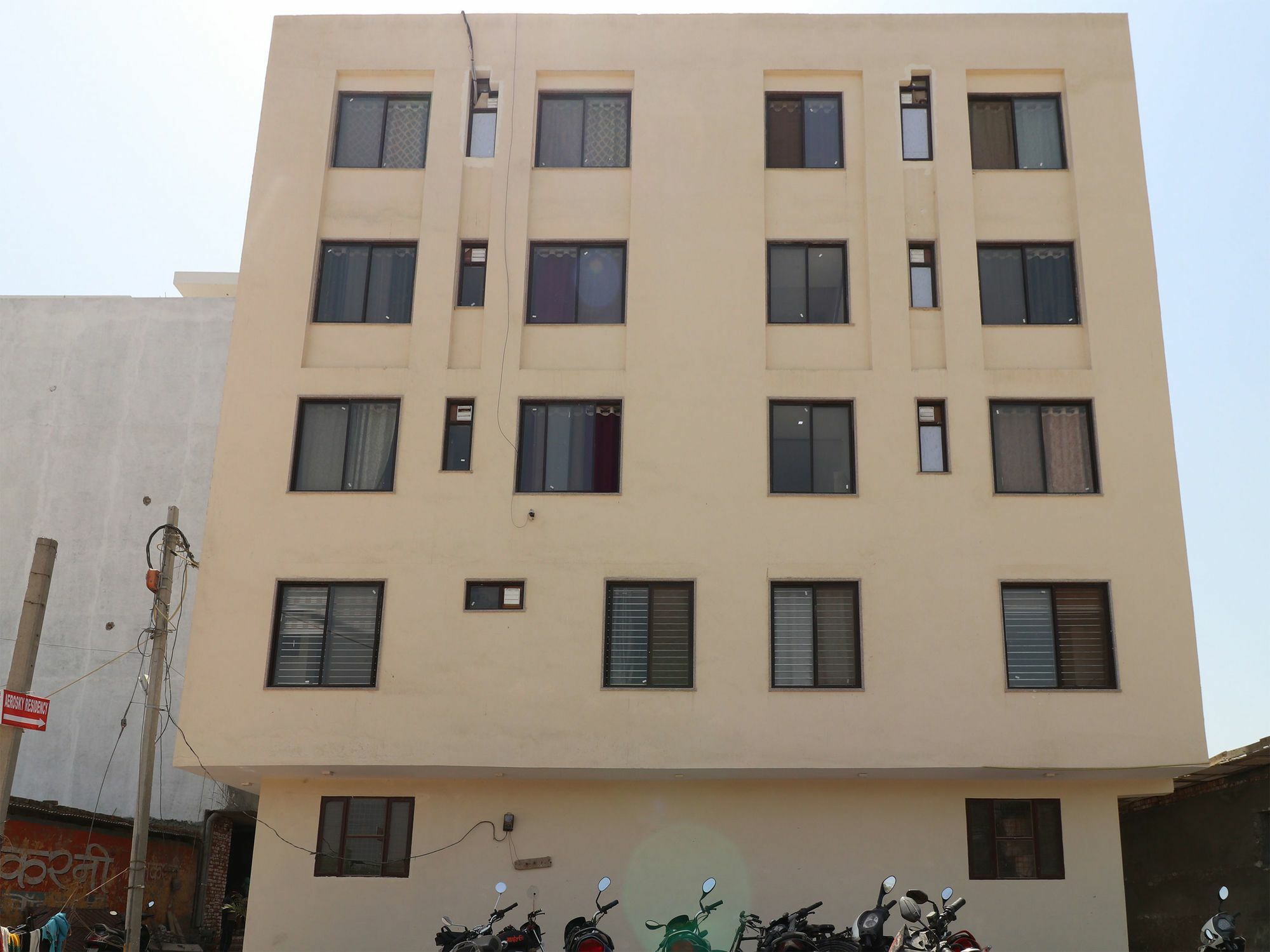 Oyo 13301 Mayesha Residency New Delhi